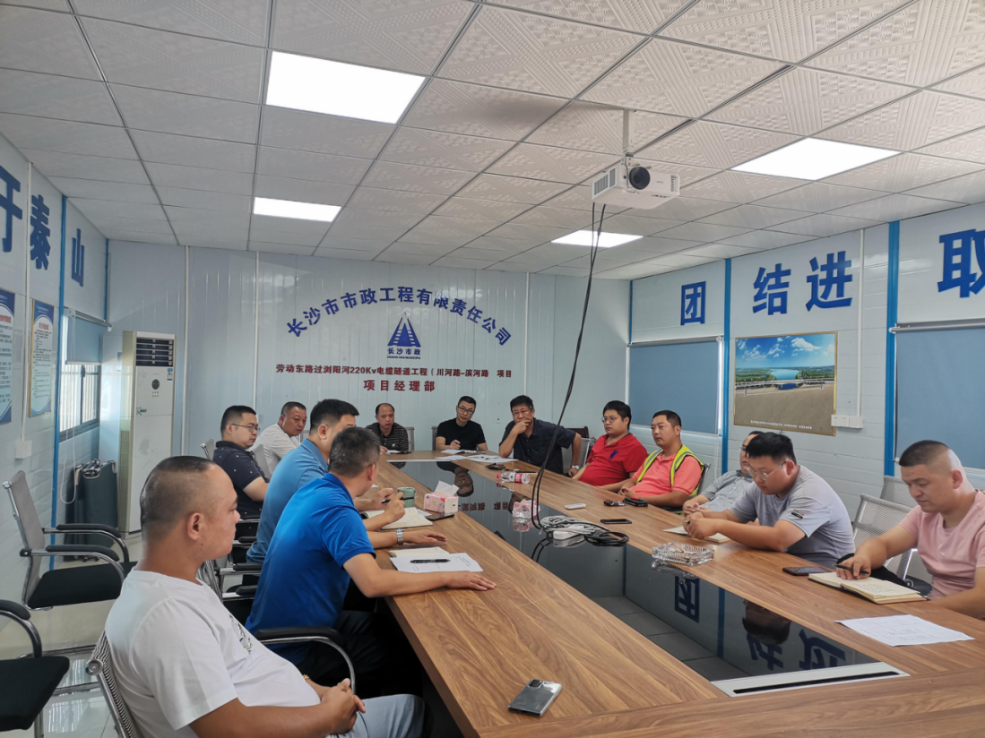 獻禮國慶 | 勞動(dòng)東路過(guò)瀏陽(yáng)河220kV電纜隧道工程頂進(jìn)設備順利完成吊裝！